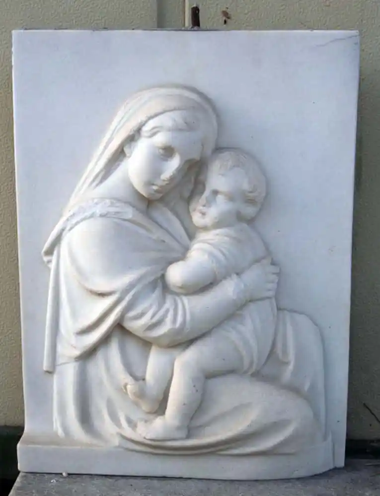 „Mutter mit Kind“ Relief aus weißen Laaser Marmor