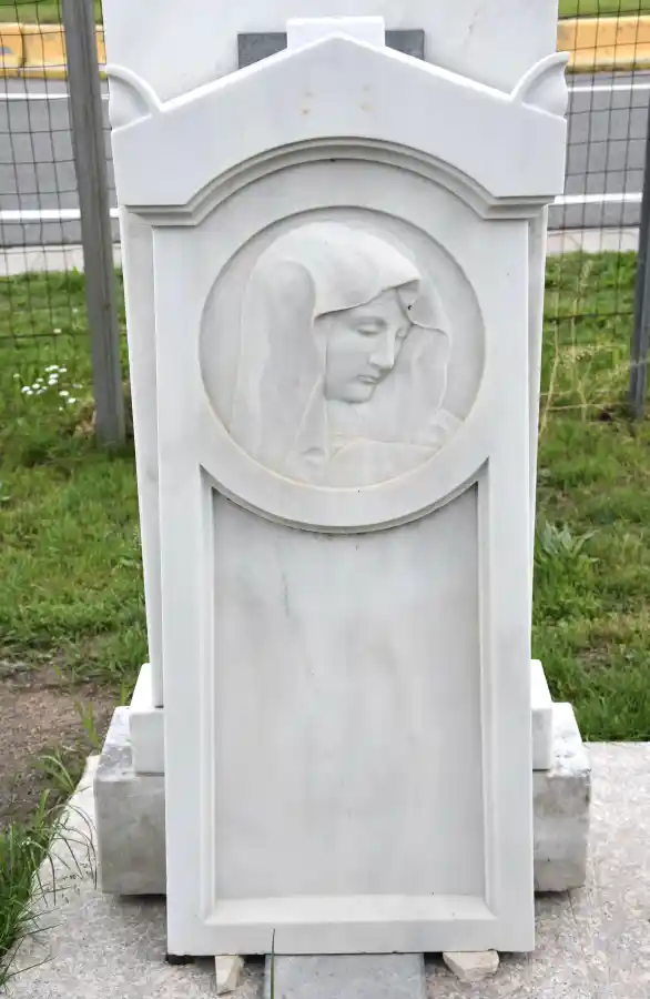 Grabstein mit Maria Medaillon aus Laaser Marmor