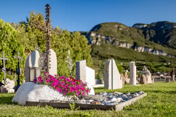 Granitbachstein mit Messingkreuz und Laterne kombiniert