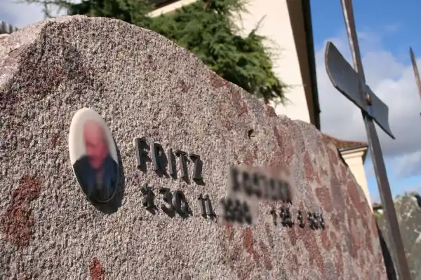 Schrift aus Bronzebuchstaben mit Foto aus Porzellan