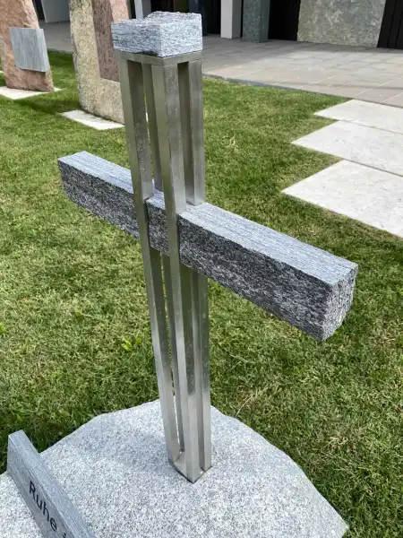 Edelstahlkreuz mit Steindekor