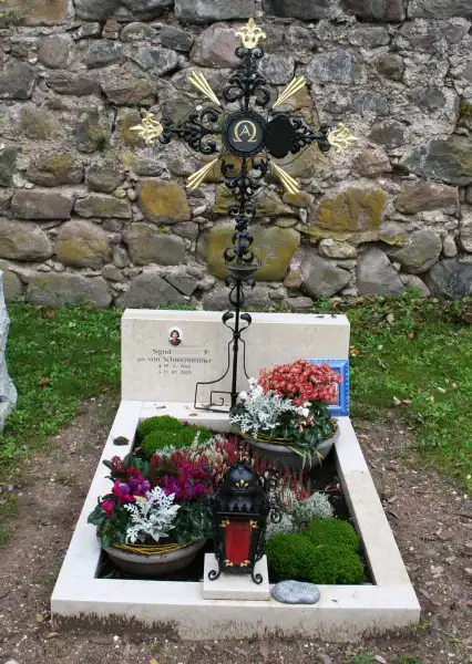 Grabstein mit Schmiedeeisenkreuz
