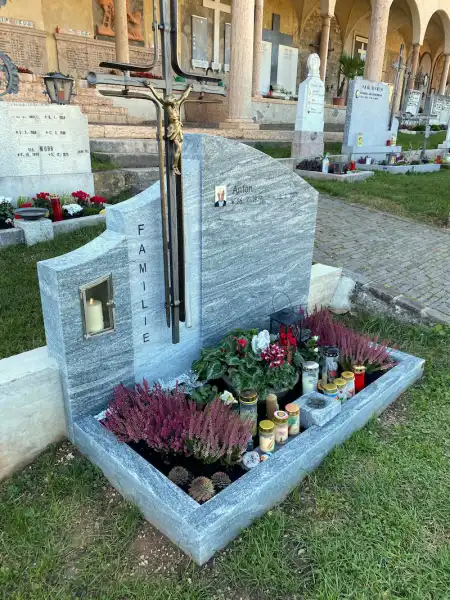 Lapide realizzata su misura in granito con croce e lanterna integrata