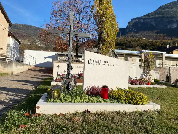 lapide semplice in pietra calcarea con croce