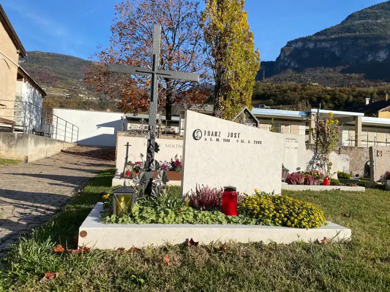 Tomba di famiglia in calcare chiaro