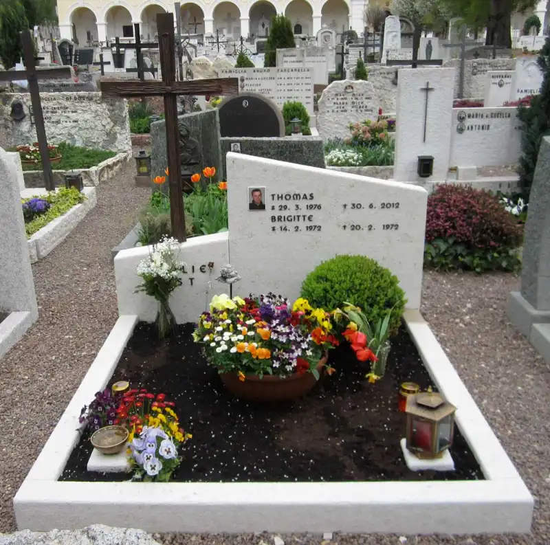 Modernes Familiengrab aus Marmor mit Kupferkreuz 