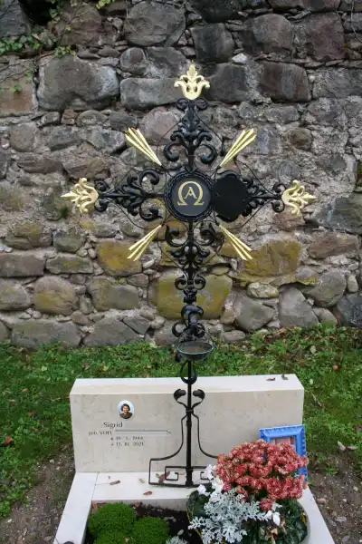 restauriertes Grabkreuz mit Goldakzente