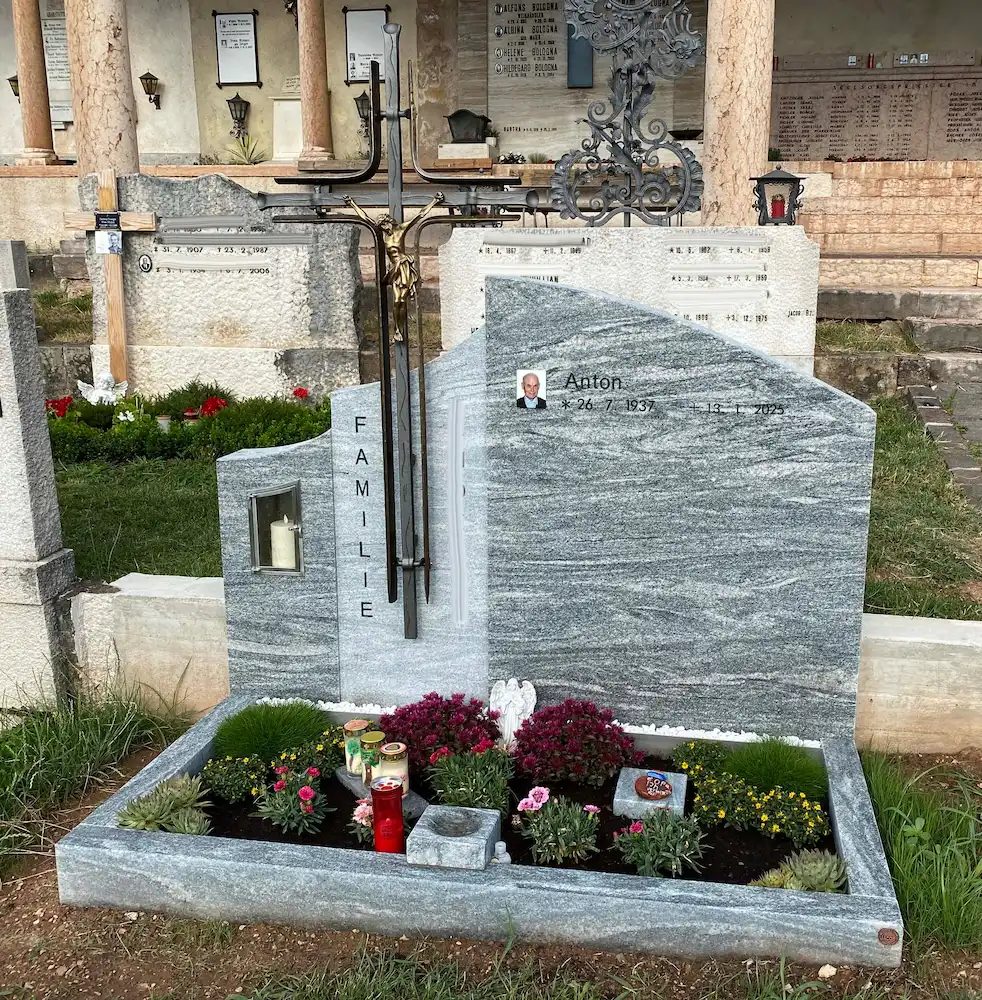 Lapide moderna in granito con croce