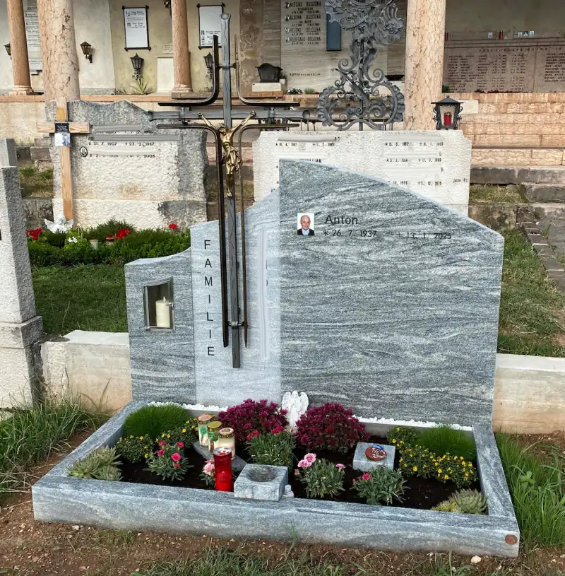 Lapide moderna in granito con croce