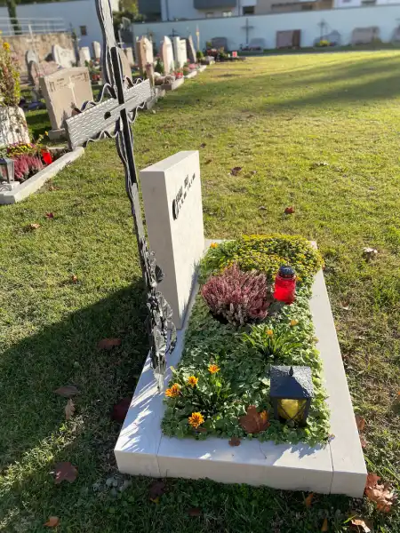 tomba in pietra con bocciardatura