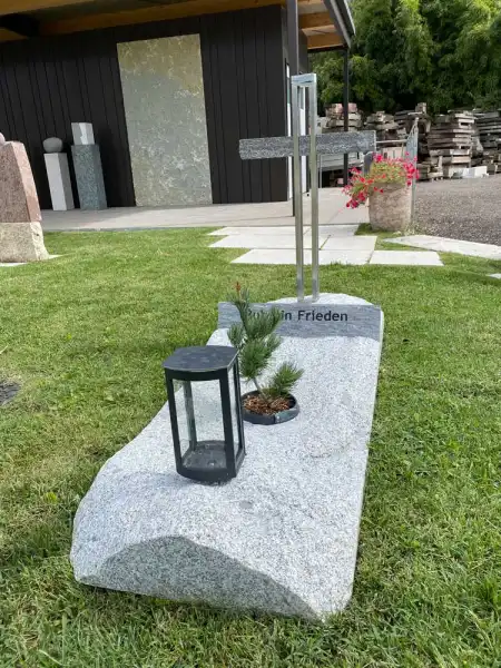 Grabplatte aus einer naturbelassenen Steinplatte