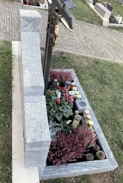 lapide in granito fissata sul muro