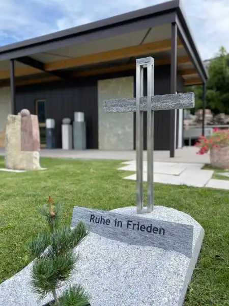 Beschriftungsplatte die elegant in die Steinplatte eingefalzt wurde.