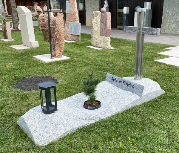Grabstein mit Laterne und Edelstahlkreuz