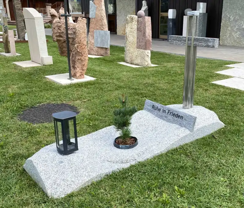Grabstein aus einem Steinfindling mit Kreuz aus Edelstahl