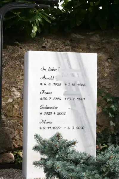 kleine Steinstehle aus dem alten Grabsickel angefertigt