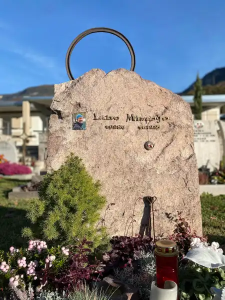 Einzelgrab aus Porphyr mit Naturfläche