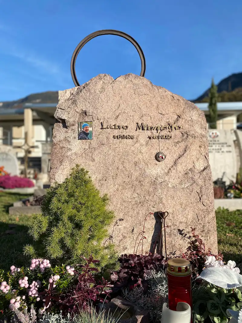 Einzelgrab aus Porphyr mit Naturfläche