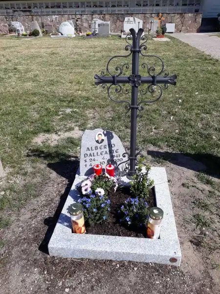 Urnengrab mit Schmiedeeisenkreuz
