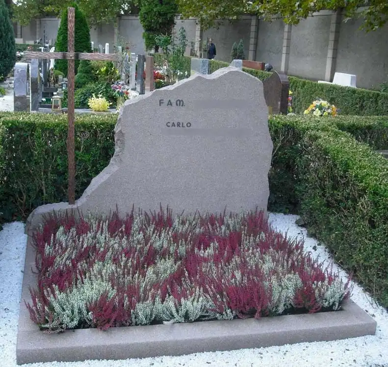 Familiengrab aus einheimischen Porphyr mit grober Außenform und Kupferkreuz