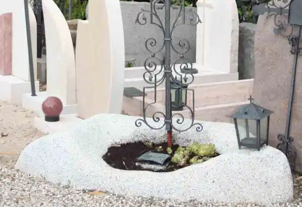 Familiengrabstein angefertigt aus einem einheimischen Granit-Findling
