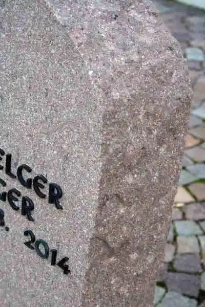 Oberfläche gestockt und die Außenseite grob behauen