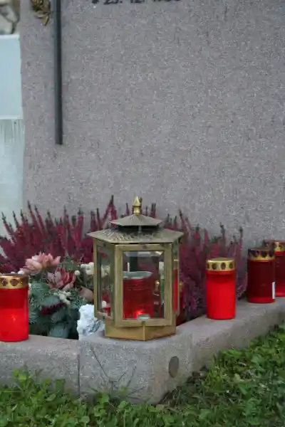 Bei uns finden Sie auch eine passende Laterne und Weihwasser aus Bronze 