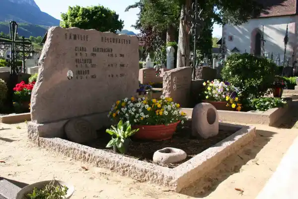 Rustikales Familiengrab aus Grödner Porphyr