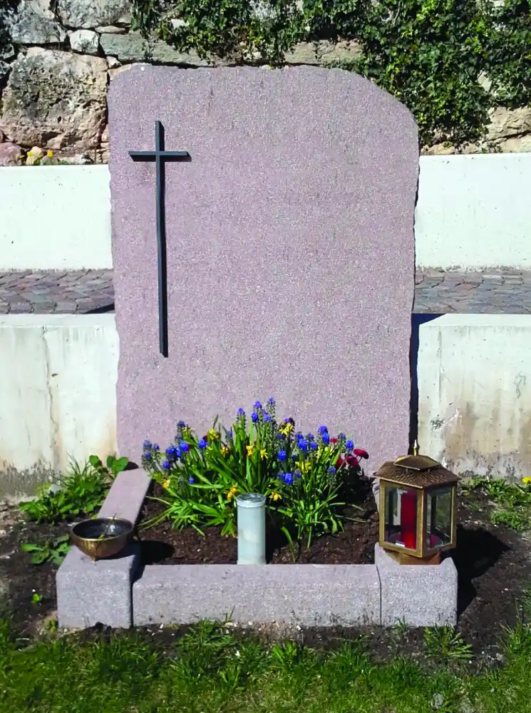 Einzelgrab aus Grödner Porphyr