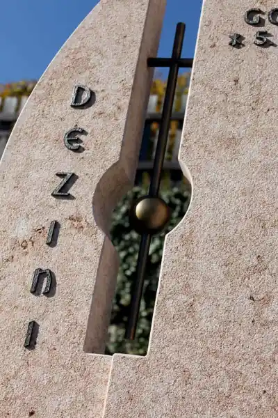 Für die Inschrift wurden einzelne Bronzebuchstaben mit dunkler Patina verwendet