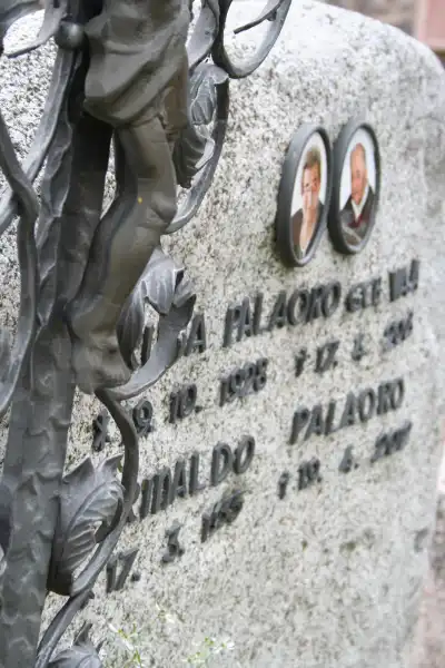 iscrizione con lettere on bronzo e foto in porcellana