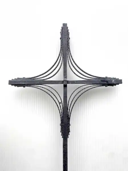 Kreuz mit einer schlichten Grundform und dynamisch geschwungenen Bandelementen
