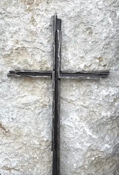 modernes kleines Bronzekreuz