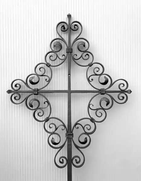Grabkreuz mit fein gearbeiteten Blätterschnörkeln