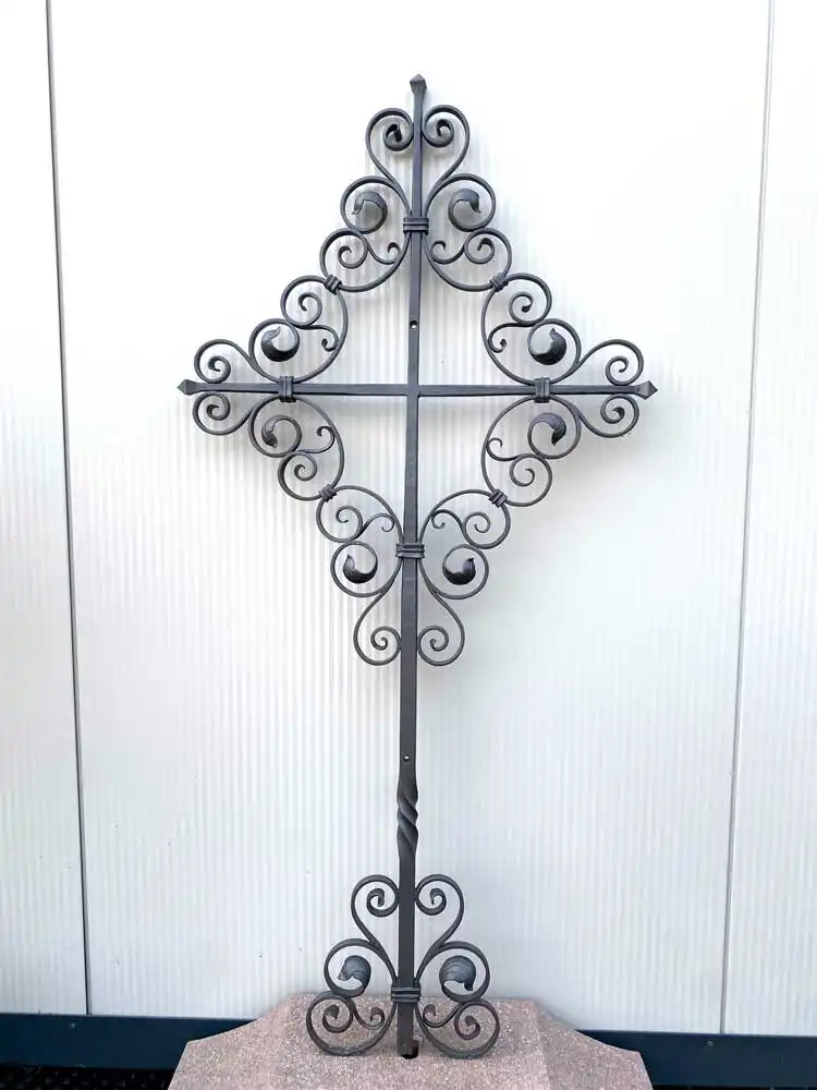 Südtiroler Kreuz mit Blätterschnörkel F-06