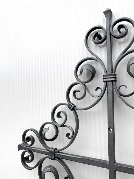 Grabkreuz mit handgeschmiedeten Schnörkeln