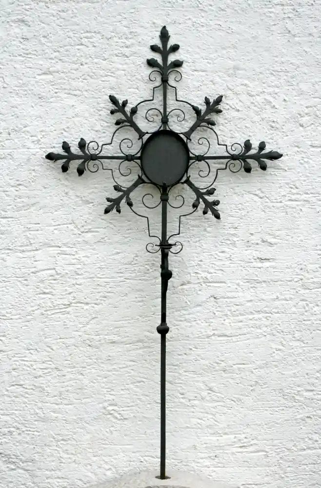 Zierliches Grabkreuz aus Schmiedeeisen F 10