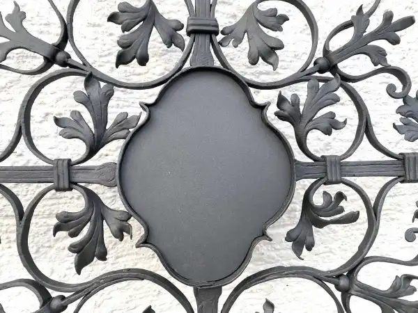 sehr schön gearbeitete SChmiedeiesentafel