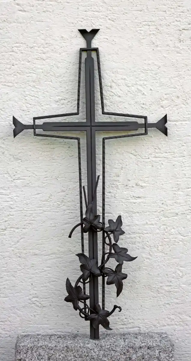 Schmiedeeisenkreuz mit Efeudekor F-18