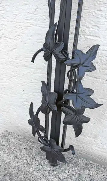 croce con decorazione di edera