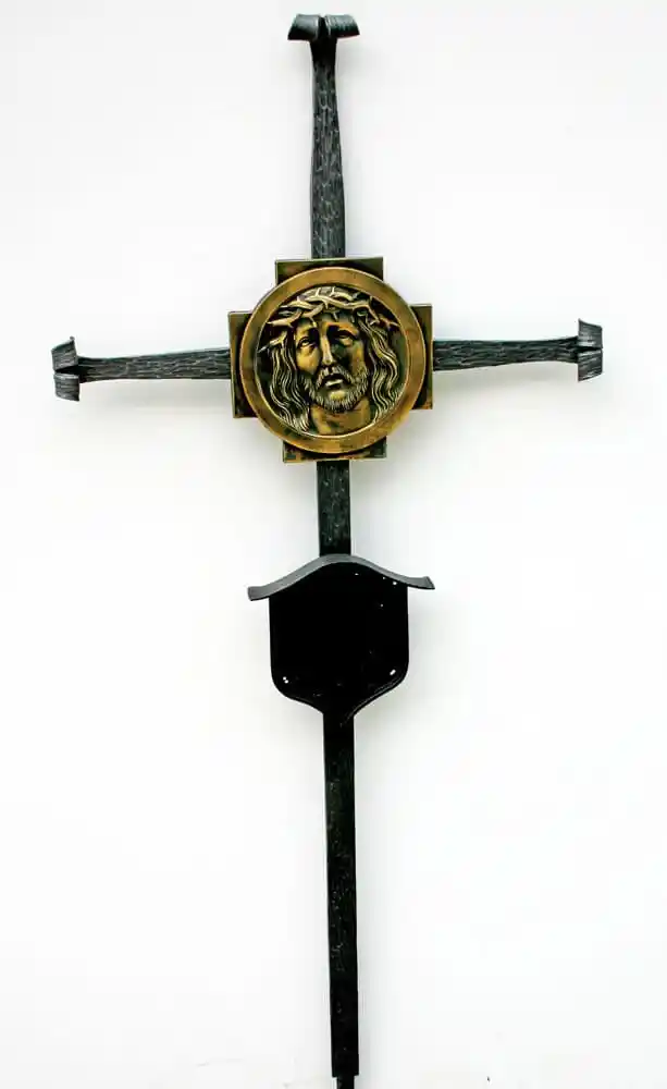 Grabkreuz mit Bronzemedaillon F 19