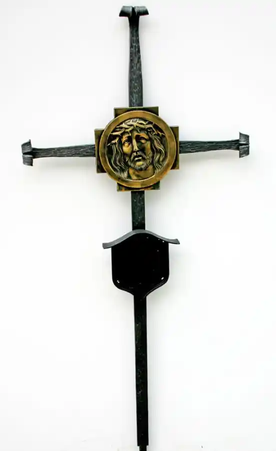 Grabkreuz mit Bronzemedaillon F 19