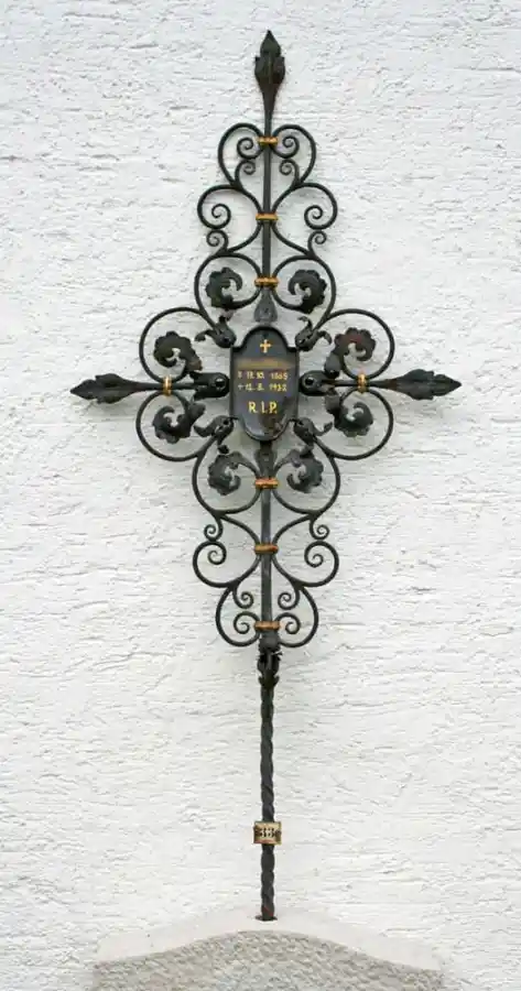 Grabkreuz mit Schnörkel und Blätter F 29