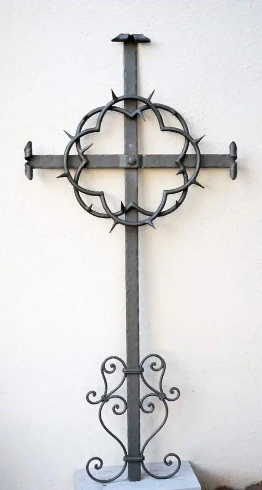 Kreuz mit Dornenkrone aus Schmiedeeisen F-38