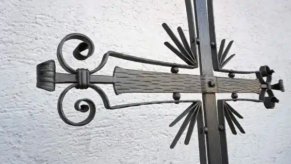 Grabkreuz aus Schmiedeeisen mit Schnörckel