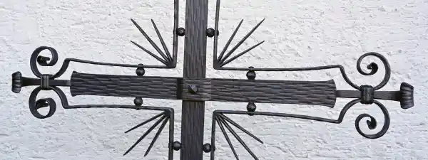 klassisches Grabkreuz aus Schmiedeeisen