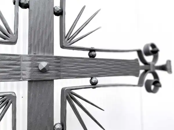 klassisches Grabkreuz aus Schmiedeeisen