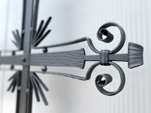 Grabkreuz aus Schmiedeeisen mit Schnörckel