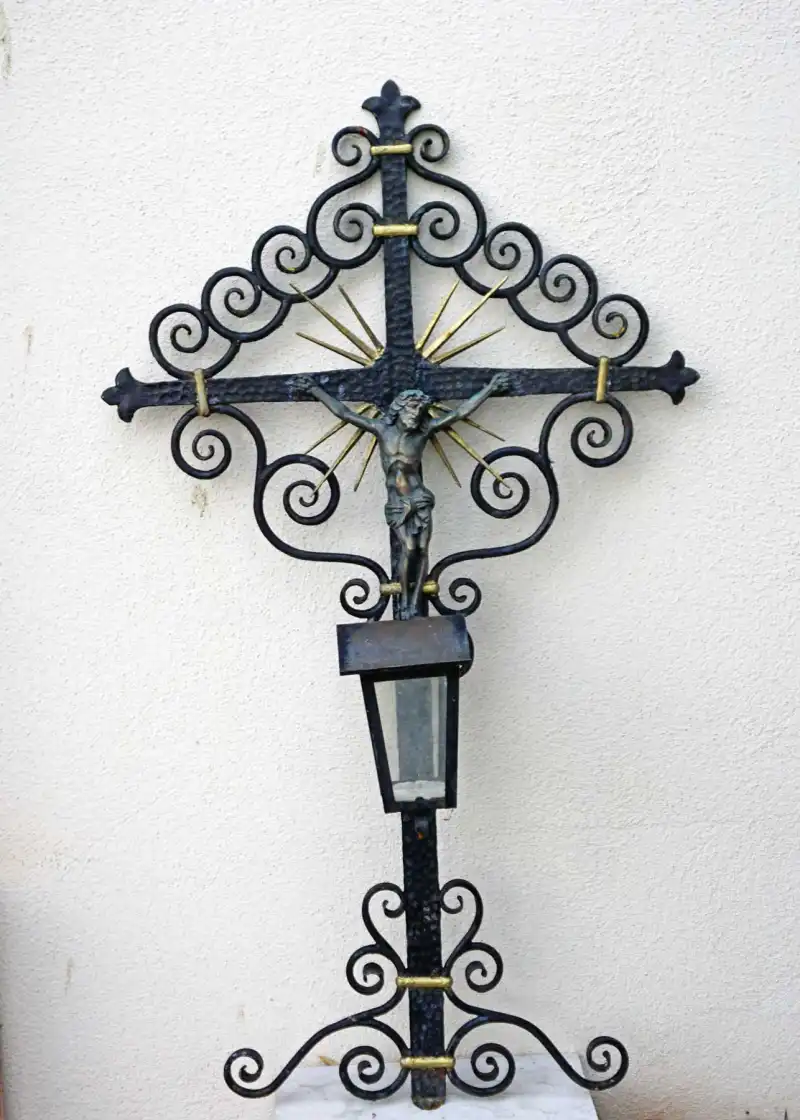 Besonderes Kreuz aus Schmiedeeisen mit Christuskorpus und Laterne F-40
