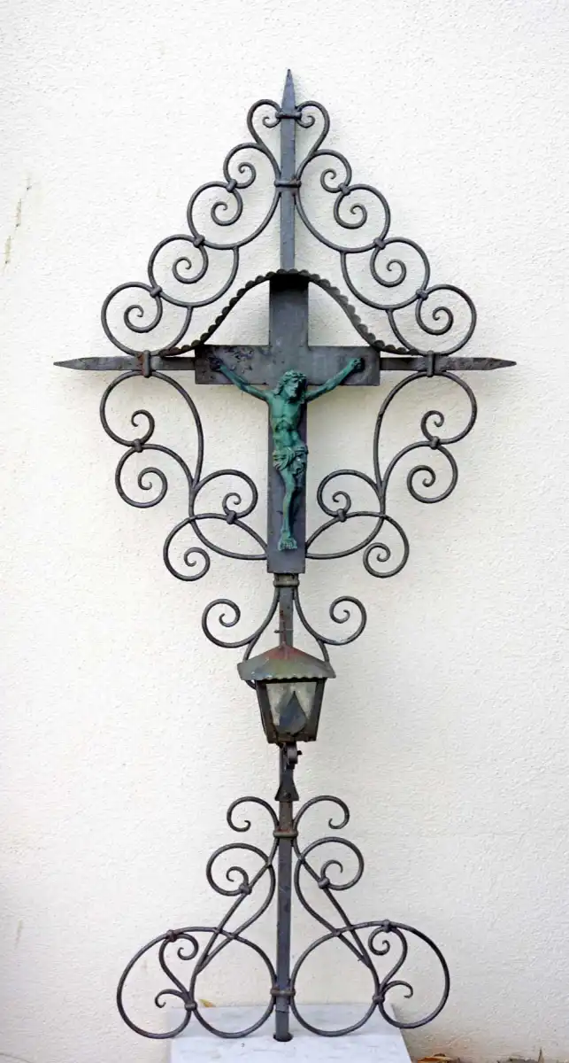 Kreuz aus Schmiedeeisen mit vielen Schnörkel sowie Christuskorpus und kleiner Laterne F-41
